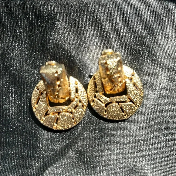 Gold clip earrings - Picture 1 of 3